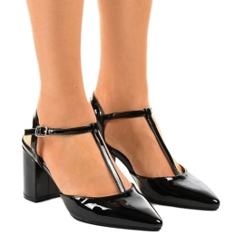 Bombas pretas no poste D85-17 preto