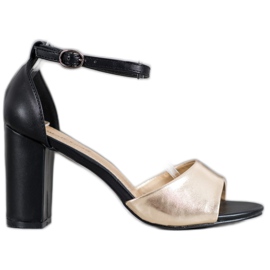 Small Swan Sandálias clássicas em um bar preto amarelo