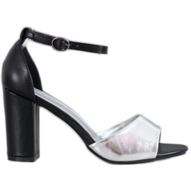 Small Swan Sandálias clássicas em um bar preto cinza