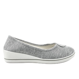 Tênis cinza nas cunhas HC-03