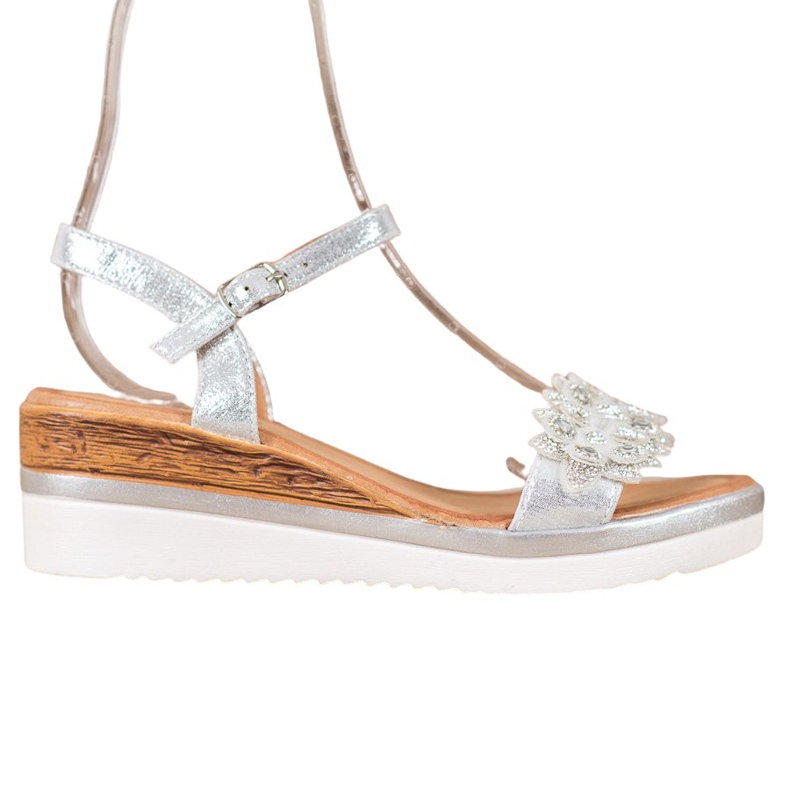 Mannika Cunhas elegantes com decorações cinza Mannika Cunhas elegantes com decorações cinza