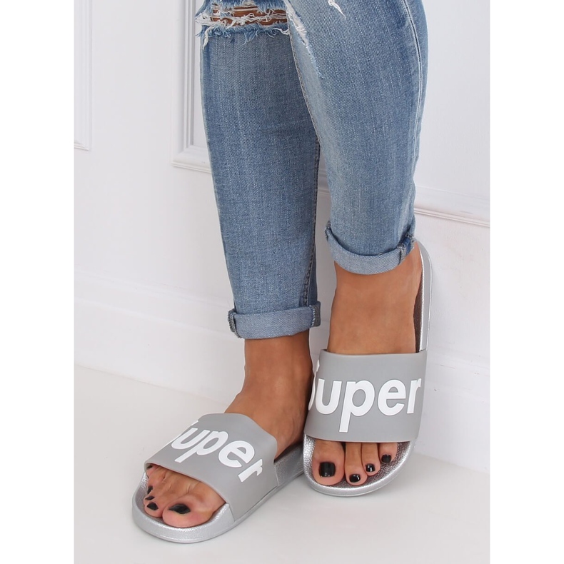 Chinelos femininos cinza e prata CK110 prata