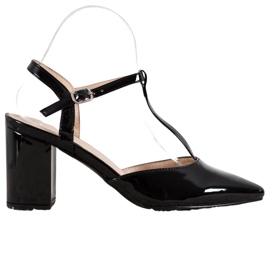 Diamantique Bombas em uma barra com um calcanhar exposto preto