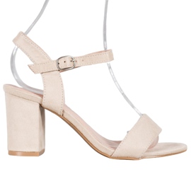 Nio Nio Sandálias em um bar castanho