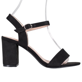 Nio Nio Sandálias em um bar preto