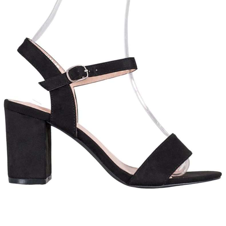 Nio Nio Sandálias em um bar preto