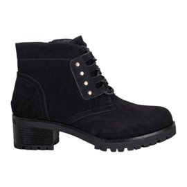 J. Star Botas amarradas em um poste preto