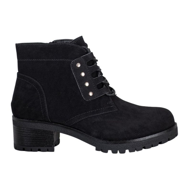 J. Star Botas amarradas em um poste preto