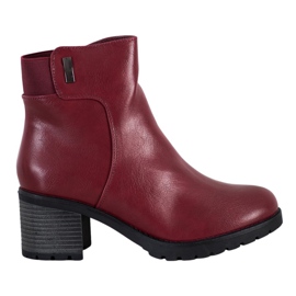 J. Star Botas confortáveis ​​em um poste vermelho