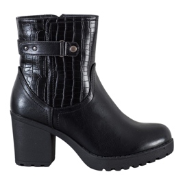 J. Star Botas quentes no poste preto