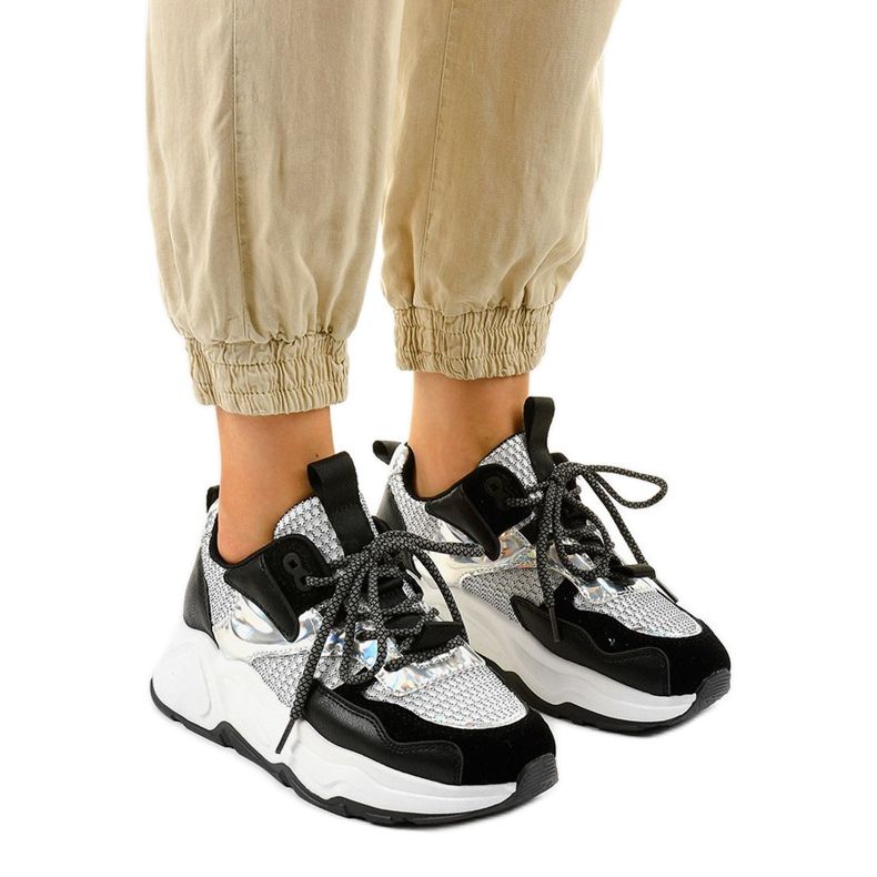 Tênis esportivos brancos com inserções pretas RAL-63 preto