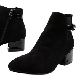 Botas pretas com um pequeno poste da Brizaris preto