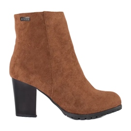 Goodin Sapatinhos de camelo em uma postagem castanho