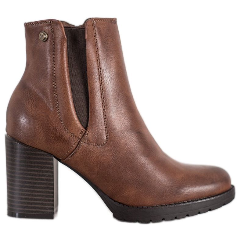 Weide Botas confortáveis ​​em um poste castanho