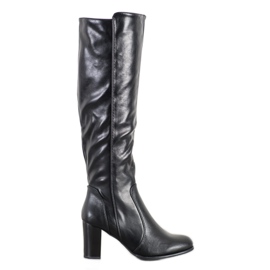 SHELOVET Botas em um pilar preto