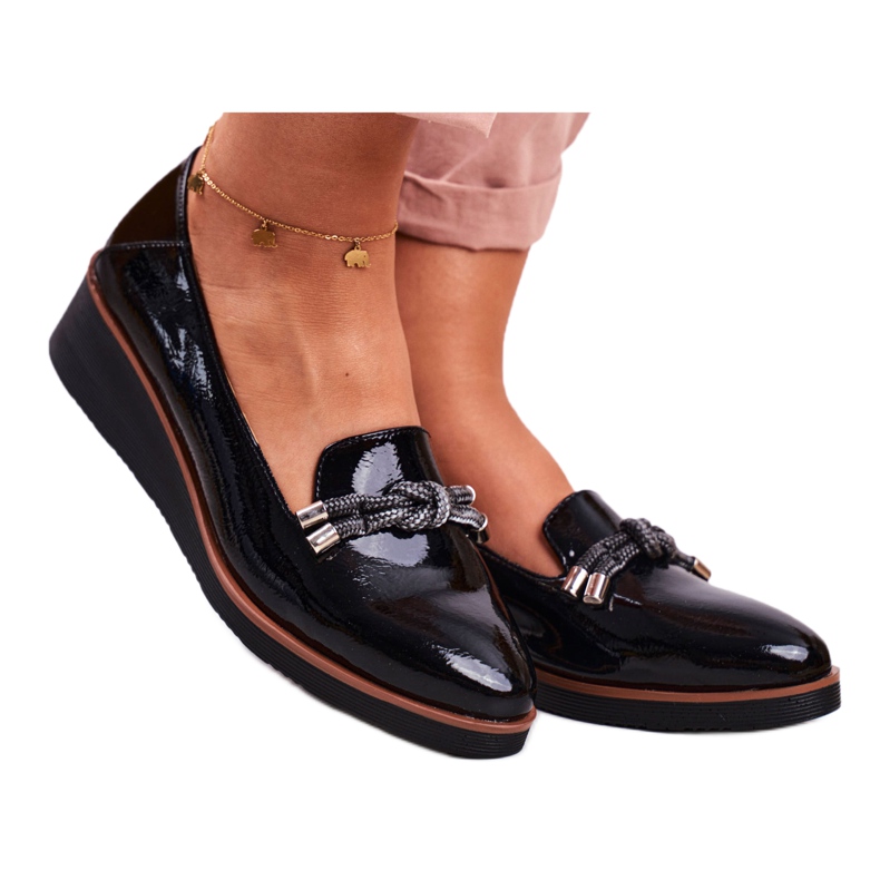 Vinceza Mocassins pretos femininos lacados na cunha Abba cinza