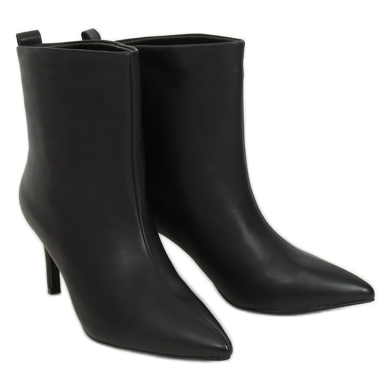 Botas pretas em um pino preto RB69P preto