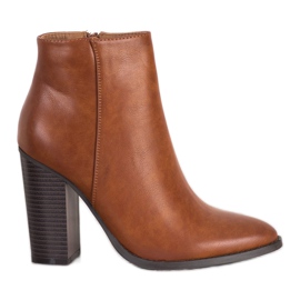 Seastar Botas clássicas em uma postagem castanho