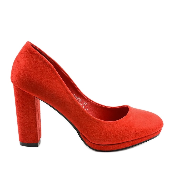 Bombas de camurça vermelha no posto Recite vermelho