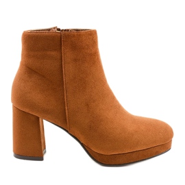 Botins de camurça marrom no poste Mahoganis amarelo
