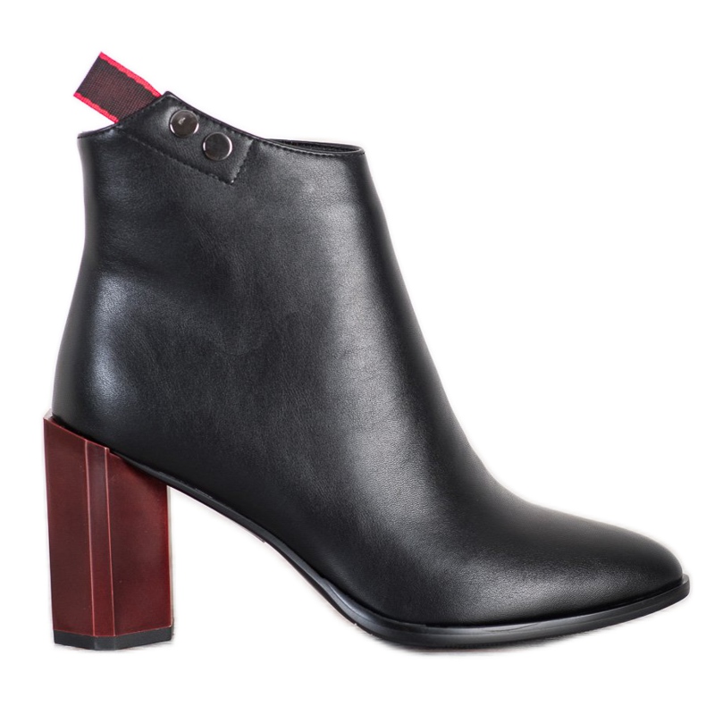 Filippo Botas em um poste decorativo preto vermelho