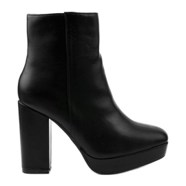 Botas pretas no posto de Wintarish preto