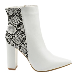 Botas brancas no posto Shyvia branco