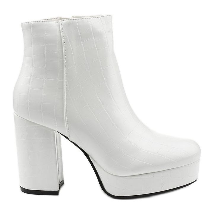 Botas brancas no posto de Usinaya branco