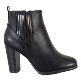 Abloom Botas confortáveis ​​em um poste preto