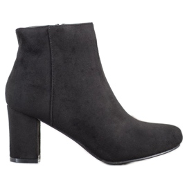 Laura Mode Botas clássicas em uma postagem preto