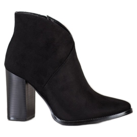 Filippo Botas elegantes em um poste preto