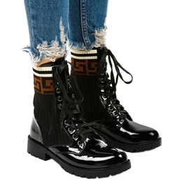 Botas de laca preta com meia Gwynn bege
