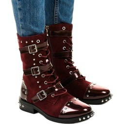 Botas marrons com tachas Onreal vermelho