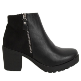 Botas pretas com salto largo J802 Preto