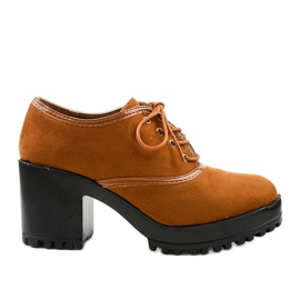 Botas de camelo amarradas em um bloco Clearfall marrom