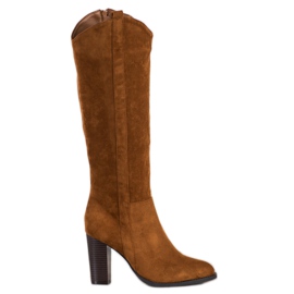 Seastar Botas elegantes em um pilar marrom