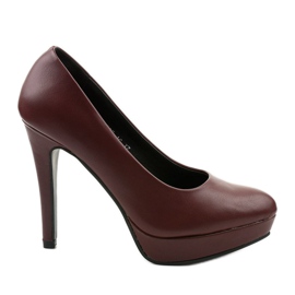 Sapatos marrons matt em um salto de densidade vermelho