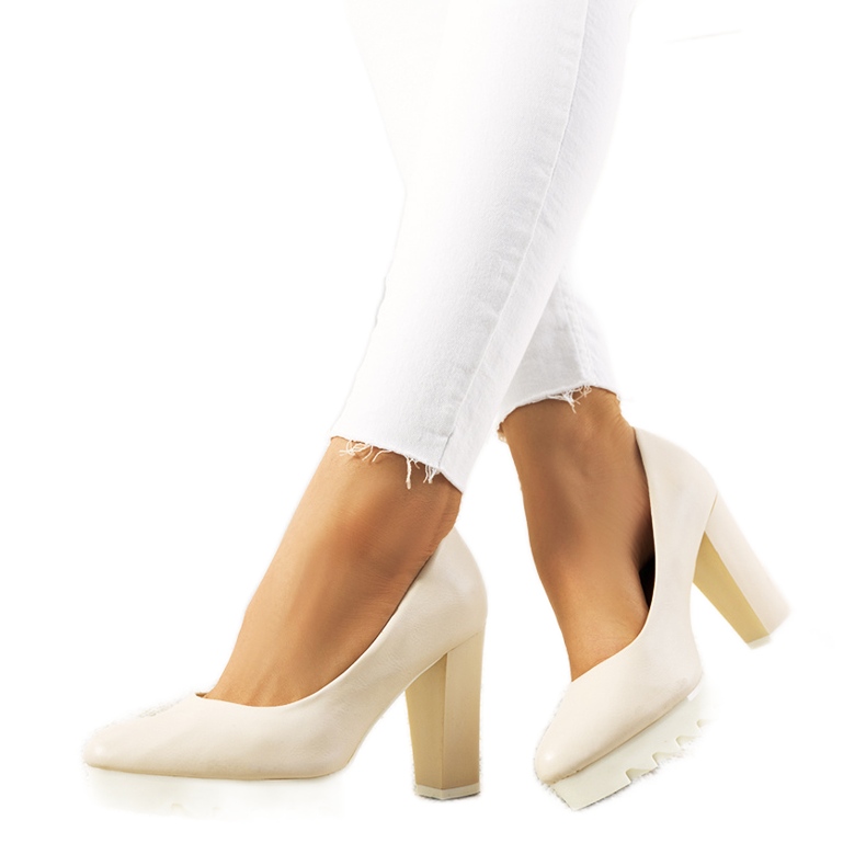 Sapatos bege no poste Silverbee