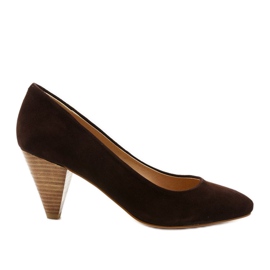 Sapatos de camurça marrom no poste de Rosebery