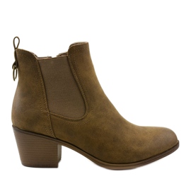 Botins de camurça cáqui na postagem do Tarrenscribe verde