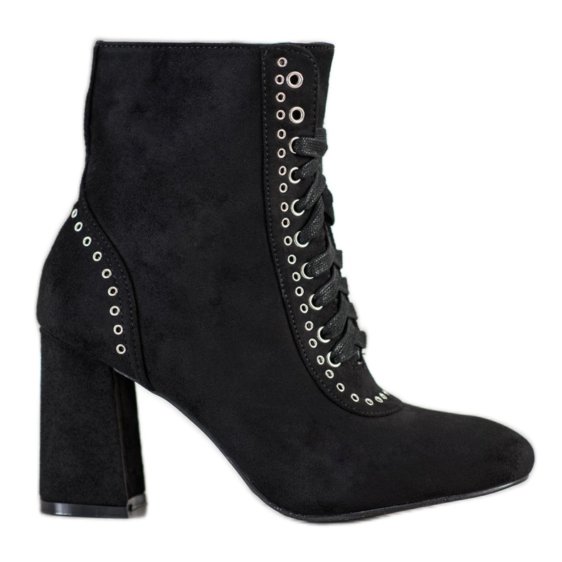 SHELOVET Botas amarradas em um poste preto