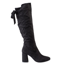 Flyfor Botas elegantes em um pilar preto