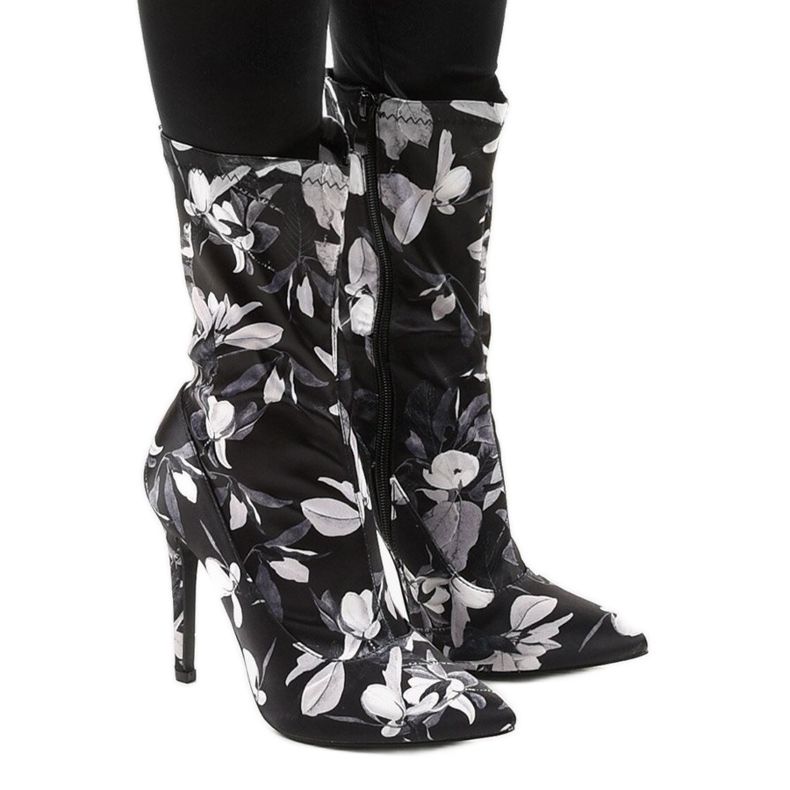 Botins pretos com meia Santana multicolorido