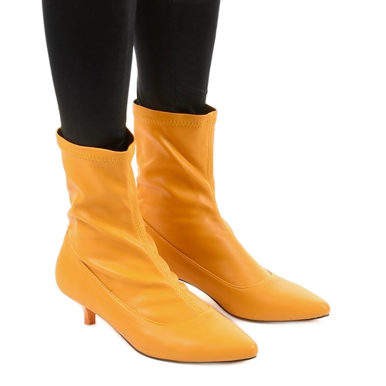 Salto alto amarelo com meia Ragemour