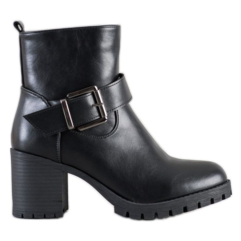 SDS Trabalhadores elegantes em um bar preto