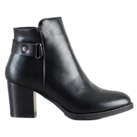 J. Star Botas confortáveis em um poste preto J. Star Botas confortáveis em um poste preto