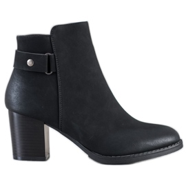 J. Star Botas confortáveis ​​em um poste preto