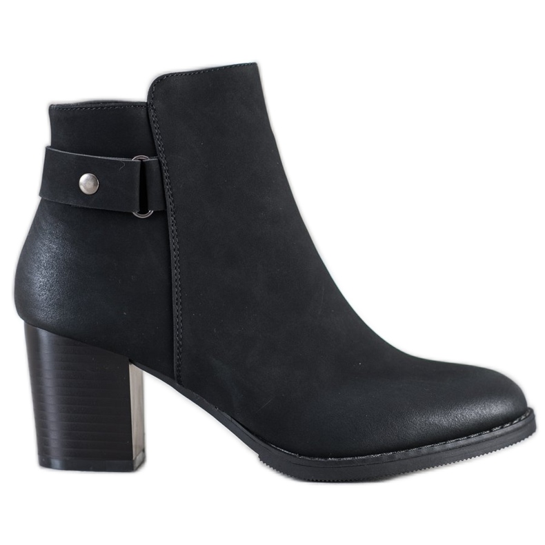 J. Star Botas confortáveis ​​em um poste preto