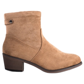 Camo Botas casuais em uma postagem bege