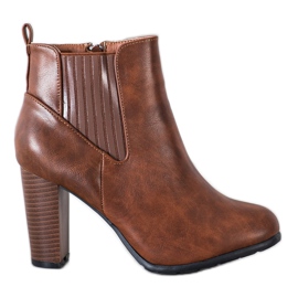 Abloom Botas confortáveis ​​em um pilar marrom